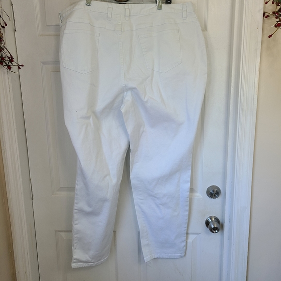 Jeanology Collection Woman's Cropped Capri's, Size: 24W Color: White - Picture 11 of 13